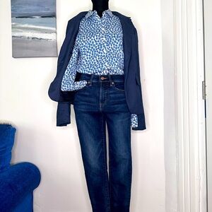 Banana Republic size 2 slim fit,flowered,button-down,collared shirt in wht w blu